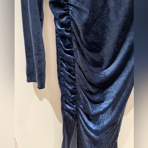 Velvet navy blue dress with ruched detail - Picture 2 of 4